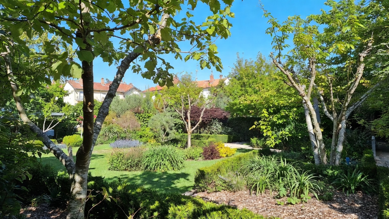 Jardinier paysagiste effectuant élagage et entretien d’espaces verts à Palaiseau